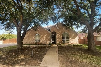 Building Photo - MOVE IN READY