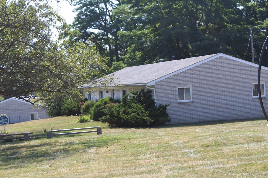 Building Photo - 37 Maplecrest Dr