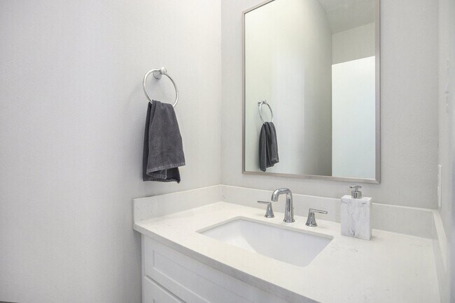 Building Photo - 5518 Rosslyn Rd