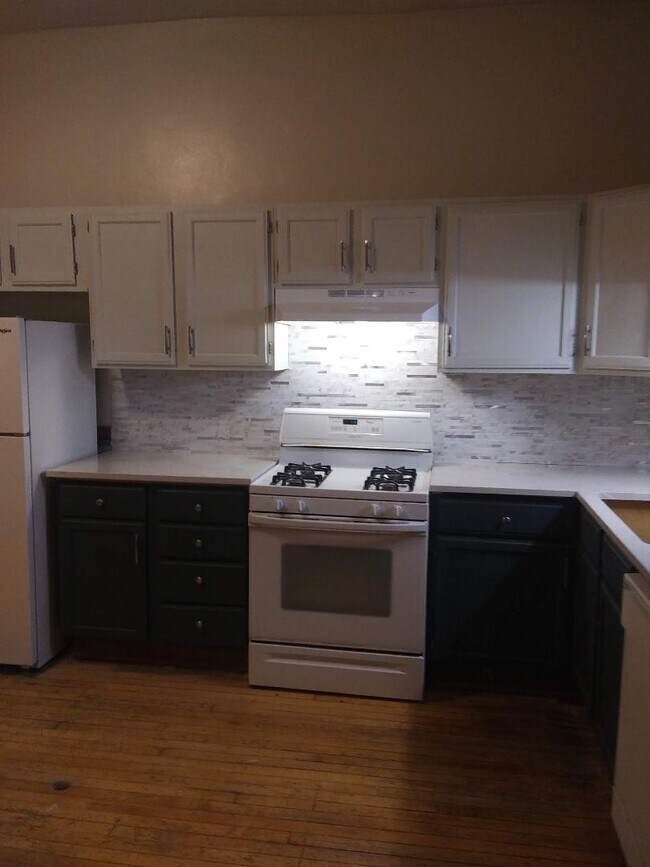 Building Photo - 1042 N Winchester Ave