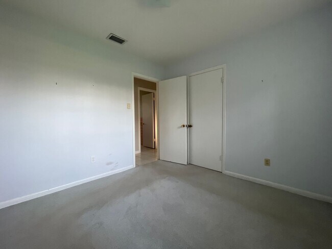 Building Photo - Country Living! 2 Bedroom Lithia