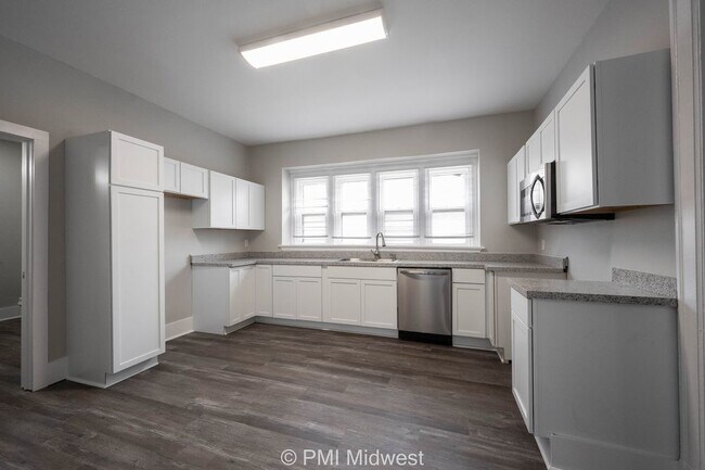 Building Photo - "Charming 3-Bedroom Duplex Haven on W 29th St – Spacious 1031 Sq Ft Gem in Indianapolis!"