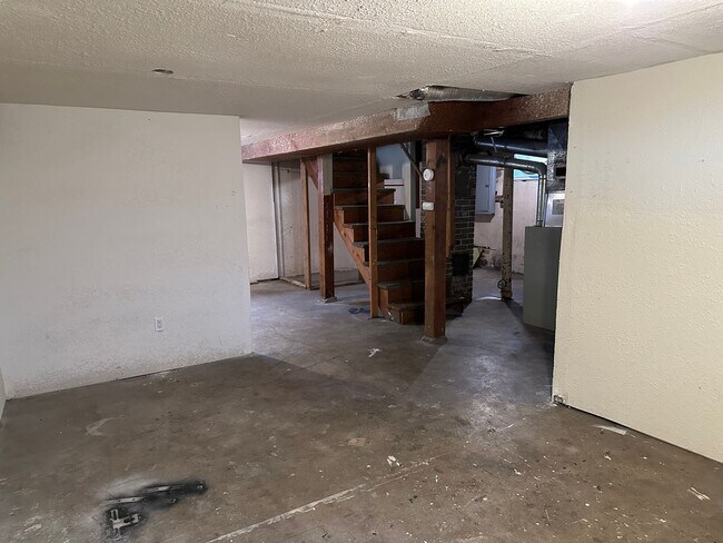 Building Photo - 3 Bed 1 Bath Shadle Park Home - Large Garage