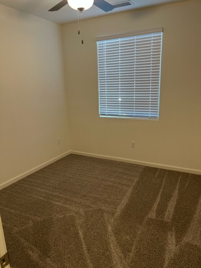Building Photo - 4 Bedroom 2 Bath home in Hanford Coming So...