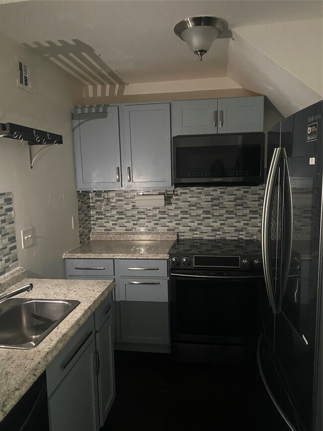 Building Photo - 10811 Richmond Ave.