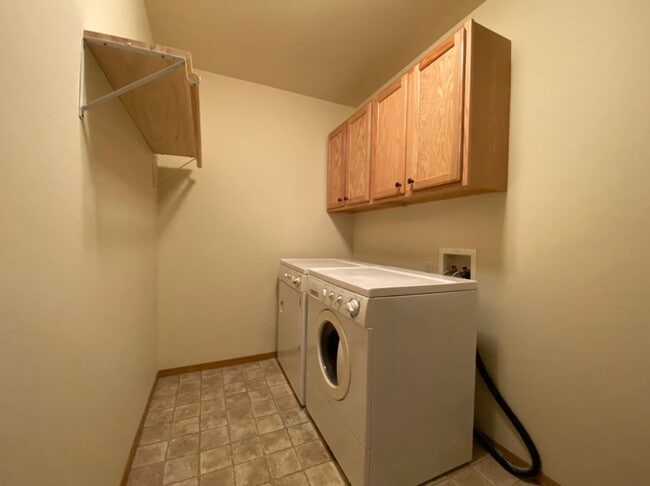 Building Photo - 3 Bed 2.5 Bath Condo that backs to the park!