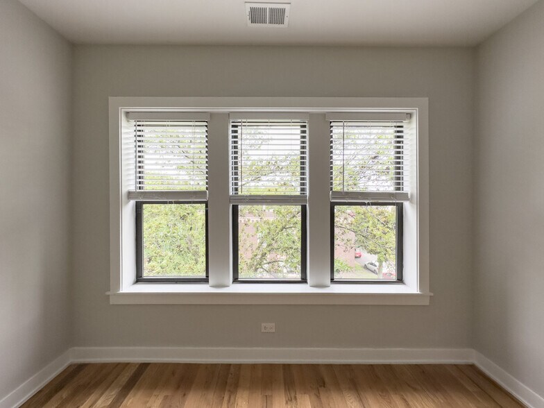 Building Photo - 2206 W Eastwood Ave