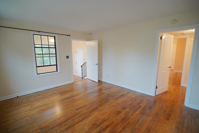 Building Photo - 212 W Osceola St