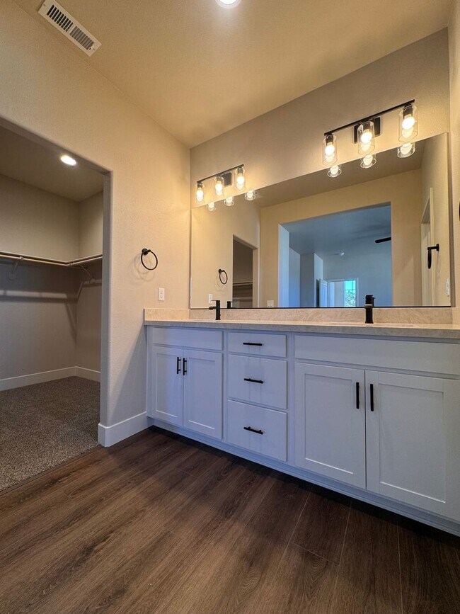 Building Photo - NEW! 3/2.5/2 Townhome in Gardnerville