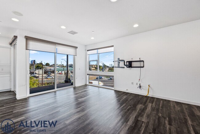 Building Photo - Beautiful three story live/work townhome i...