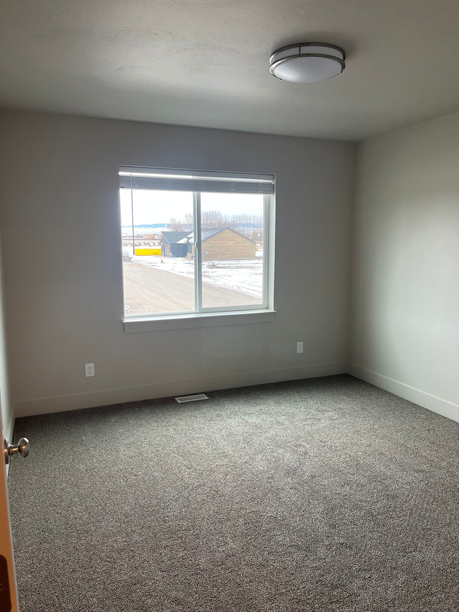 Building Photo - 548 Aspen Ave