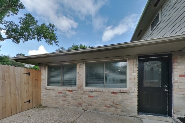 Building Photo - 2307 Hilton Head Dr