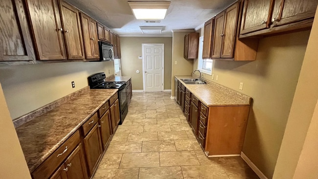 Building Photo - 4 Bed / 2 Bath Home with Fenced Backyard