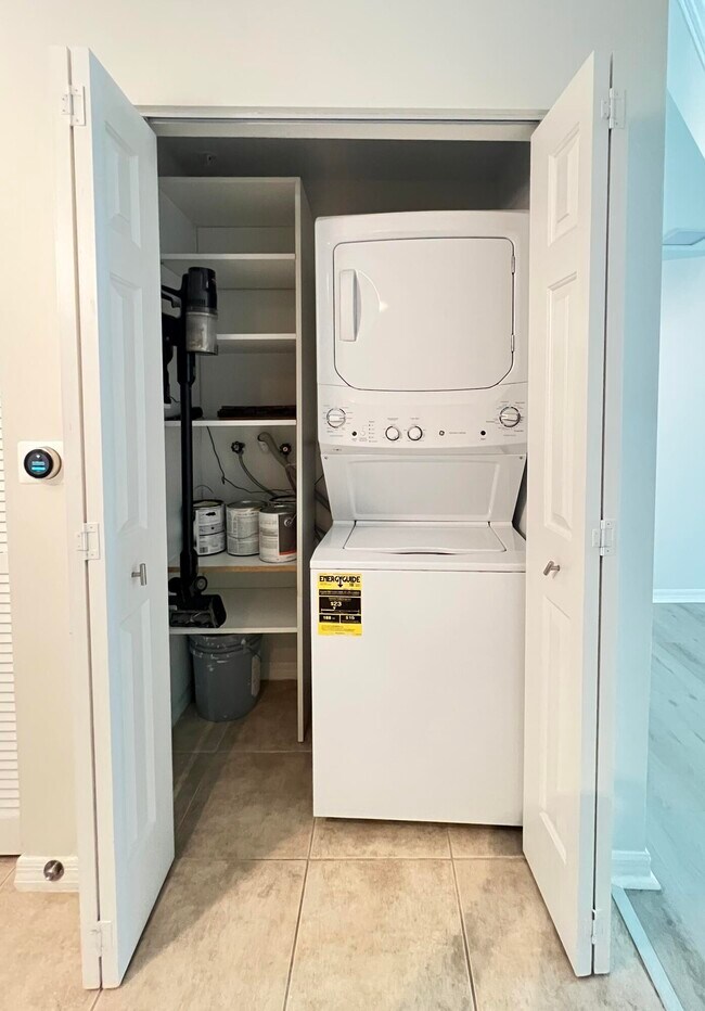 Building Photo - 806 E Windward Way