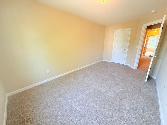 Building Photo - Beautiful Providence Place Townhome Near RTP & RDU – Pool Community!