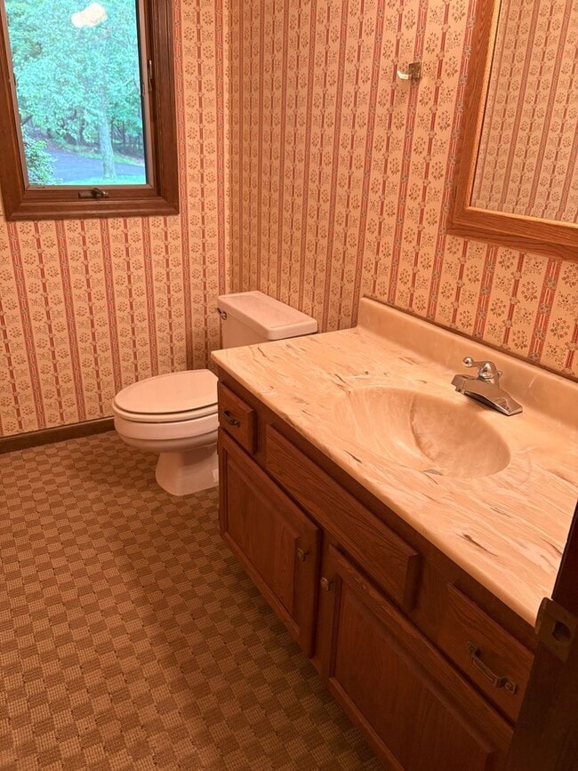 Building Photo - Single Family Home on 9.84 Acres