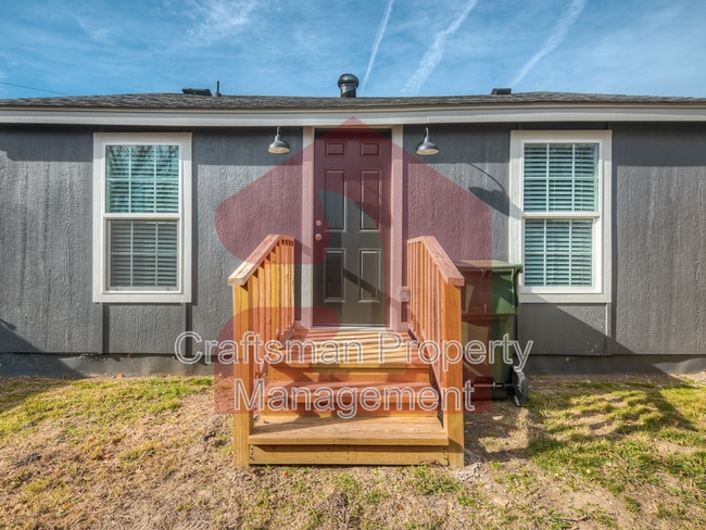 Building Photo - 208 E Mosier St