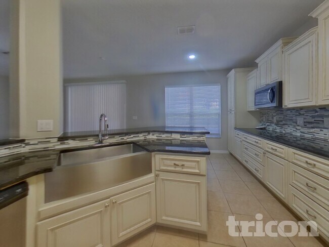 Building Photo - 2803 Eagle Lake Dr