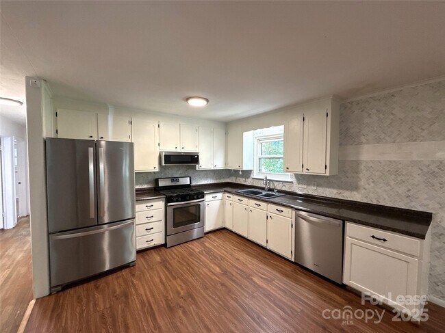 Building Photo - 7045 Ridge Ln Rd