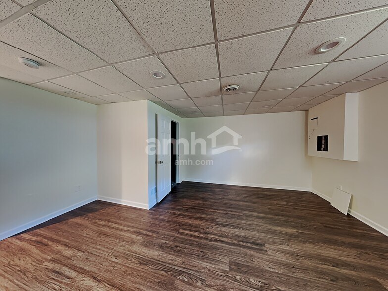 Building Photo - 7888 Edgewater Dr