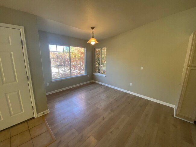 Building Photo - Nice 2 bedroom Condo right on the border o...