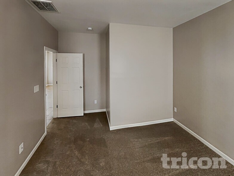 Building Photo - 2116 Lauren Woods Dr