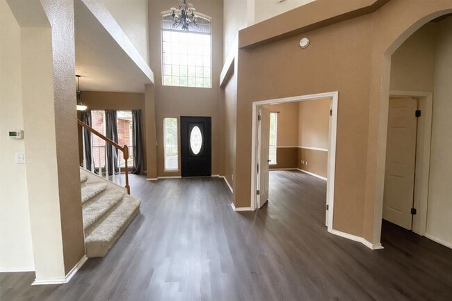 Building Photo - 1718 Bow Ridge Dr