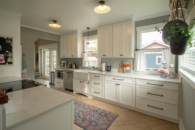 Building Photo - Coming soon - Charming North End Craftsman Near Proctor District!