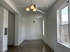Building Photo - 111 N Walnut St