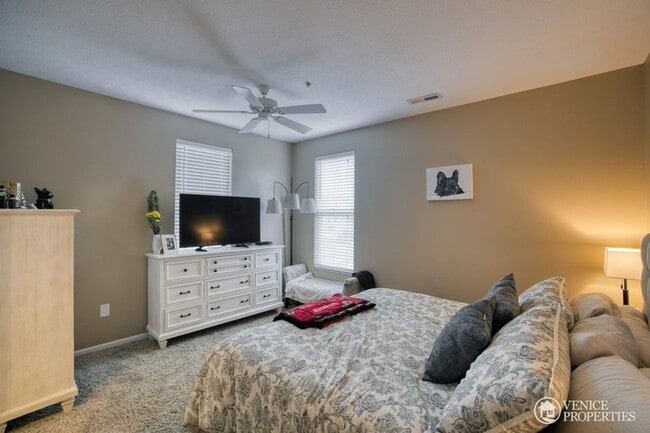 Building Photo - Two Bedroom with Garage near Grandview