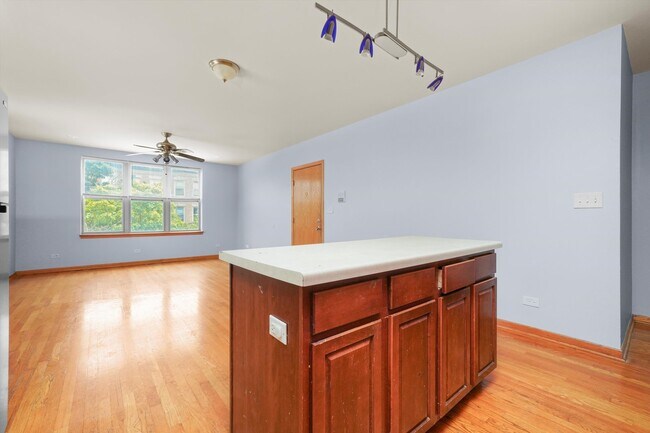 Building Photo - 6220 S Kenwood Ave