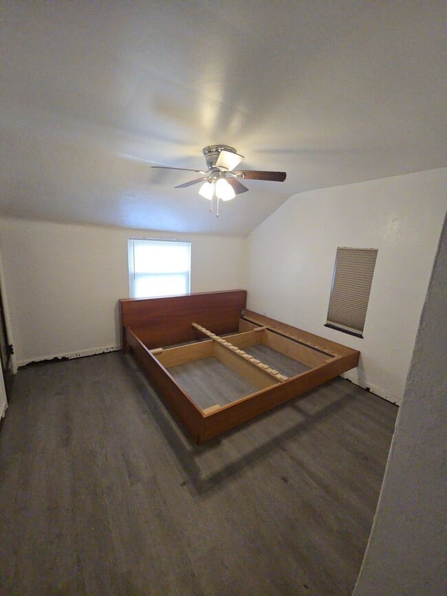 Building Photo - Welcome to this charming 3-bedroom, 1-bath...
