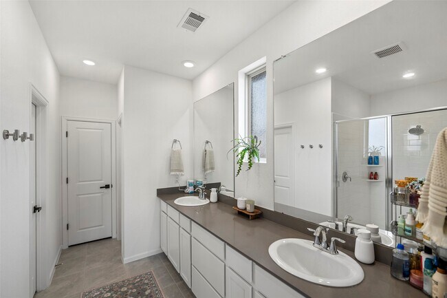 Building Photo - 29003 Spicewood Vly Dr