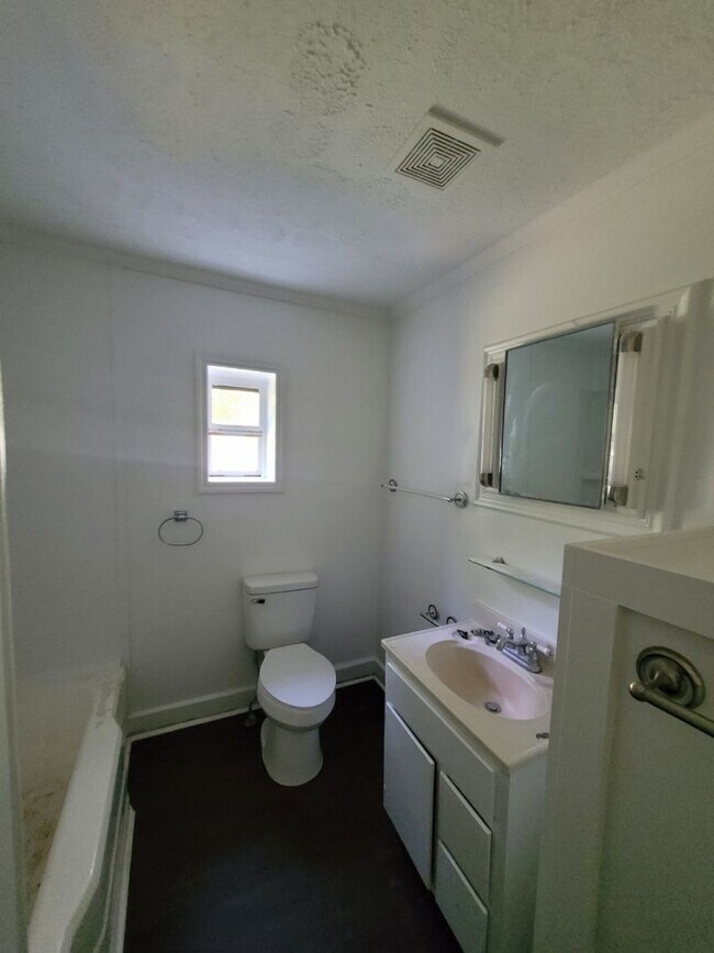Building Photo - Madison Co. –3Bedroom, 1 Bathroom- Comer, GA – QUIET NEIGHBORHOOD – HOME SITS ON BEAUTIFUL CORNER...