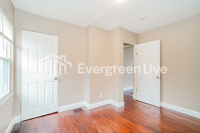 Building Photo - 2181 Middlehurst Dr