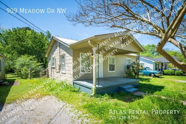 Building Photo - 909 Meadow Dr NW
