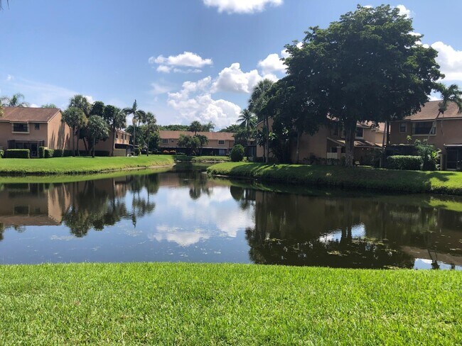 Building Photo - 3711 Carambola Cir N
