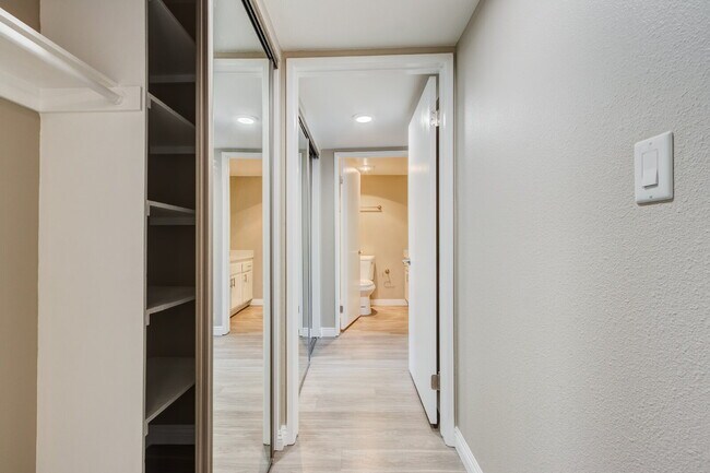 Building Photo - Smartly Designed 2-Bedroom Apartment in Pr...
