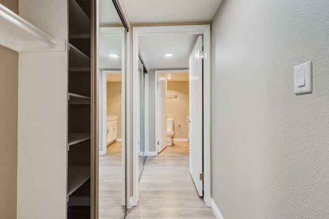 Building Photo - Smartly Designed 2-Bedroom Apartment in Prime Studio City Location