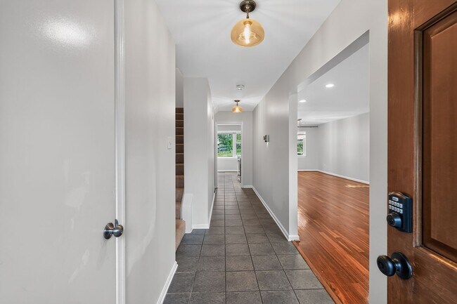 Building Photo - 3-level townhome in sought-after Sycamore Heights