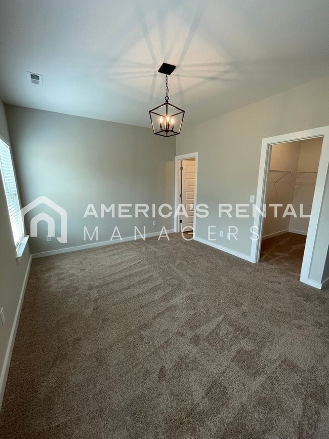 Building Photo - Available Now!! PRICE REDUCTION*** SIGN A ...