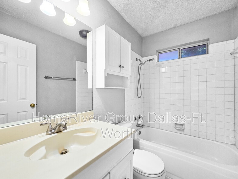 Building Photo - 824 Carrington Dr