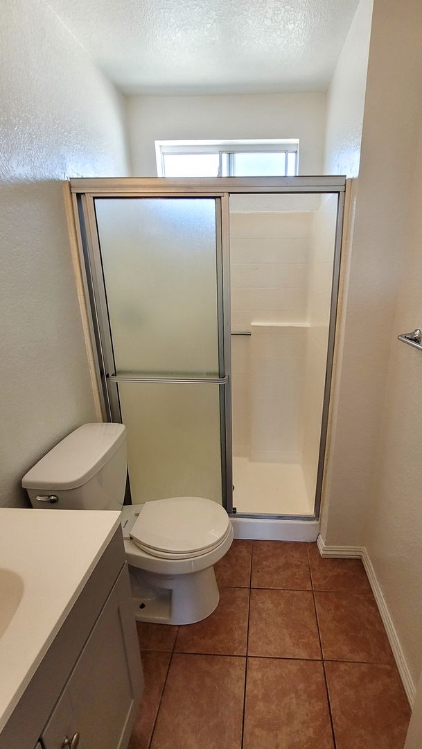 Building Photo - Upstairs 3 Bedroom 2 Bath Apartment with H...