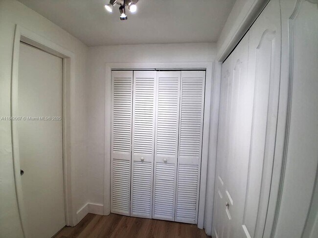 Building Photo - 16801 NE 14th Ave