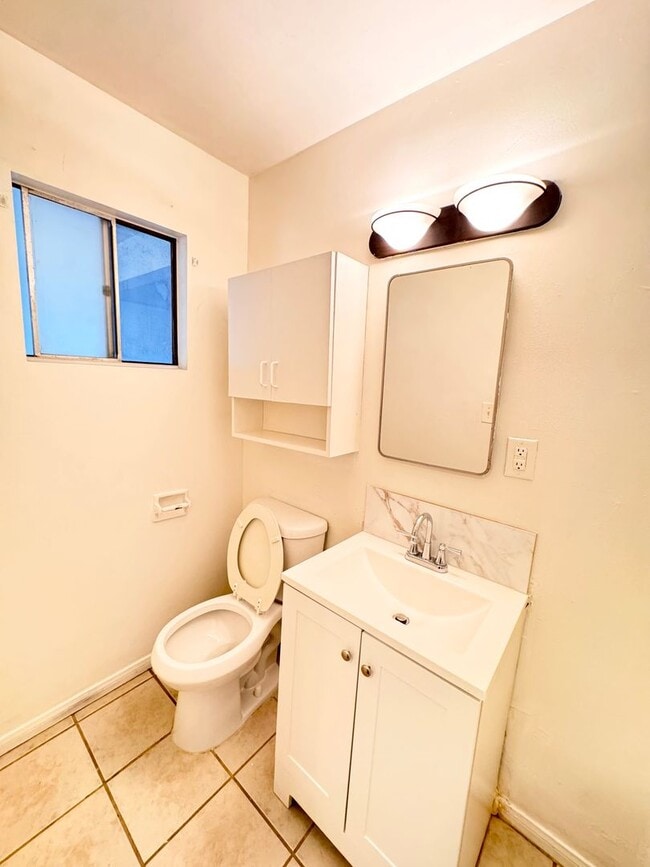 Building Photo - NE Home with pool for rent