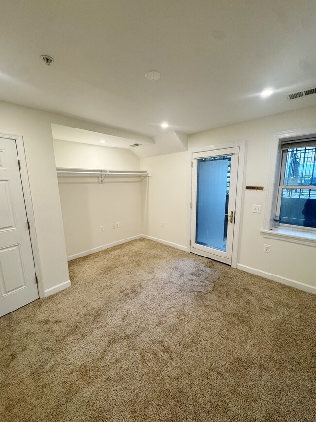 Building Photo - 2242 Ontario Rd NW