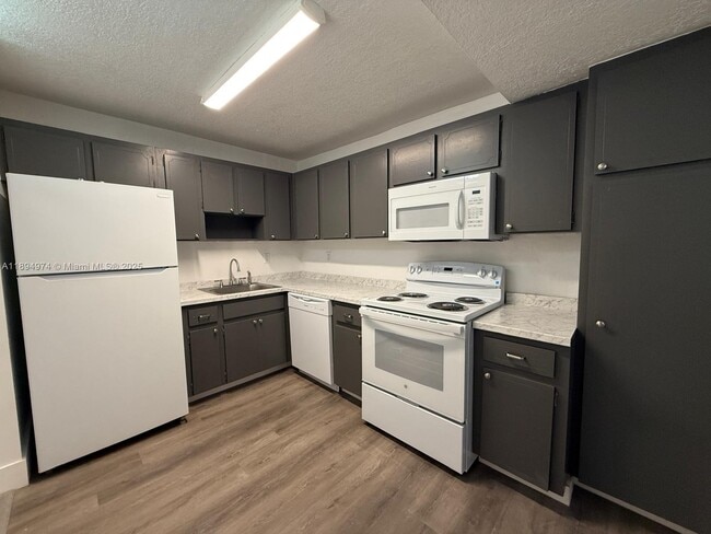 Building Photo - 1145 Normandy Dr