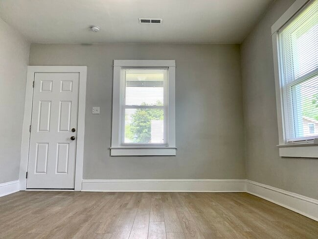 Building Photo - Beautifully Updated 2BD/1BA Home