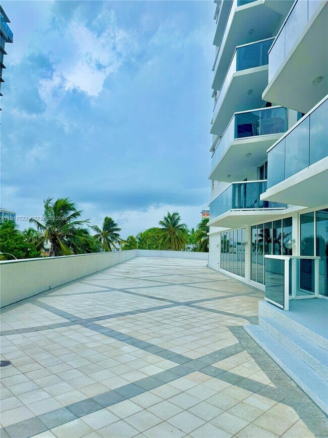 Building Photo - 2401 Collins Ave