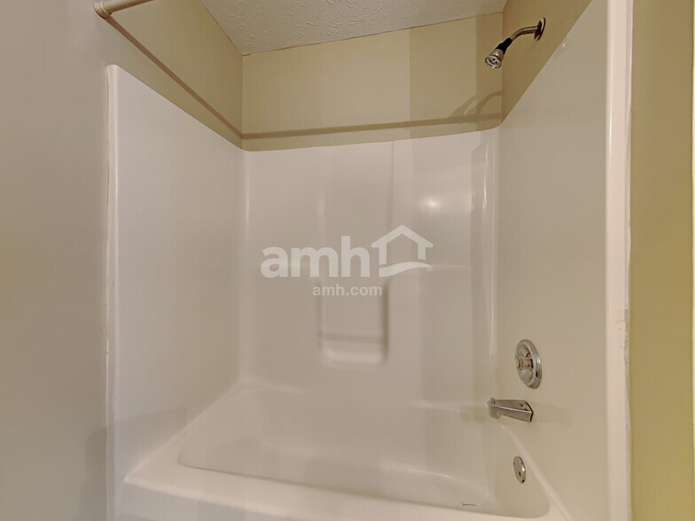 Building Photo - 3455 Lakebrook Ct